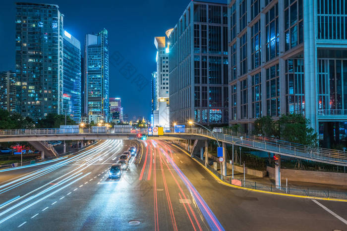 城市交通与城市景观在中国上海的夜景.