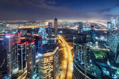 一座未来大城市的风景秀丽的夜景天际线。阿拉伯联合酋长国迪拜市中心。高速公路和摩天大楼的鸟瞰图.