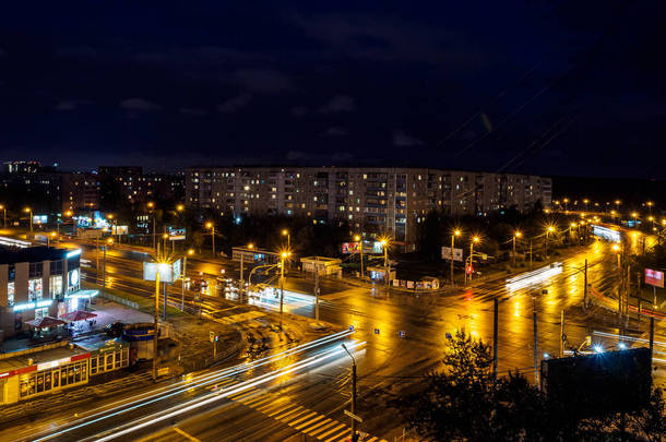 俄罗斯夜间大型公路交叉口的鸟图。晚上一条繁忙街道的长时间曝光镜头, 创造车辆灯光的动态效果.