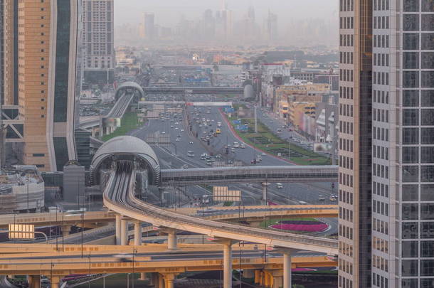 迪拜市区天际线夜至日过渡 timelapse 和酋长扎耶德<strong>路路</strong>通 , 阿联酋。从摩天大楼屋顶鸟瞰的现代塔楼和地铁线
