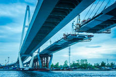 在河上建一座桥。长桥金属结构。高桥。公路建设.