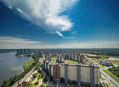 在阳光明媚的夏日，有摩天大楼和公园的新住宅区