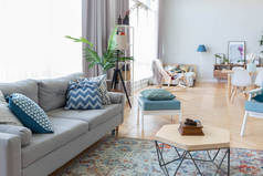 带五颜六色家具的一室公寓的现代室内设计