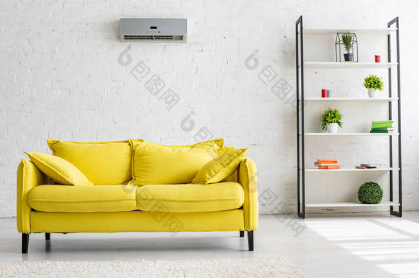 <strong>宽敞</strong>的客厅，白色墙壁有空调，黄色，有黑白的卫生间，有行李架 