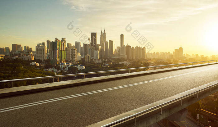 空旷的沥青天桥道路与现代城市景观天际线