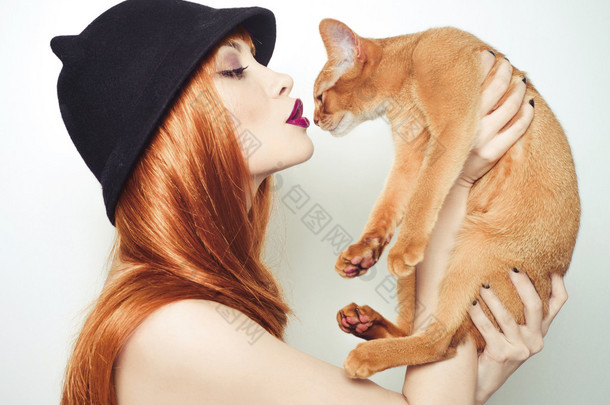 美丽的女人，与阿比西尼亚猫