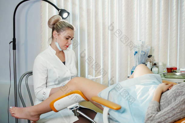 妇科医生做检查和<strong>分析</strong>坐在椅子上的女人.