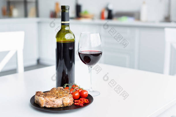 美味的烤牛排, 盘子上的蔬菜和桌上的<strong>红酒</strong>