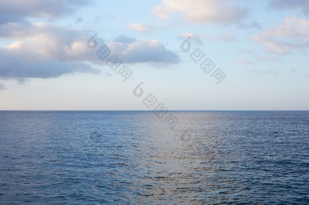 地中海的蓝色，平静的海面与地平线在<strong>早晨</strong>