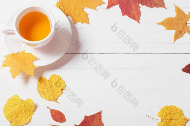 木制背景的秋天叶茶
