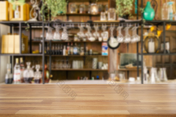 空的木桌和模糊的厨房背景