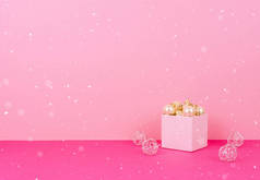 粉红色背景的圣诞树球
