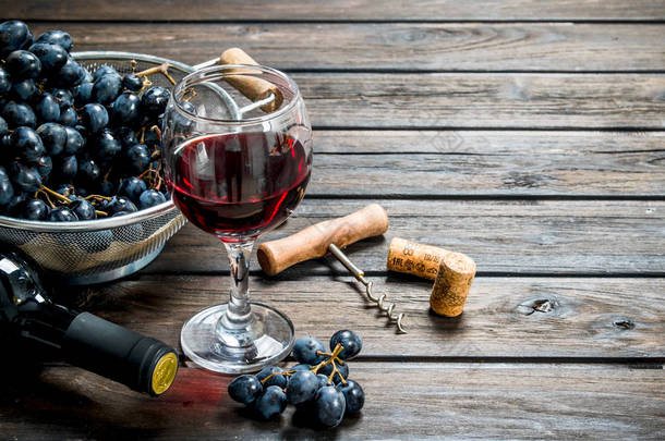 葡萄酒背景。葡萄酒杯与葡萄.
