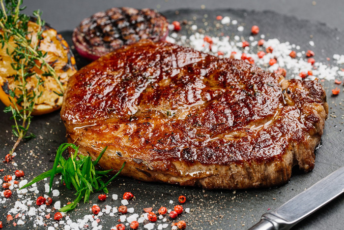 从大理石牛肉熟烤柠檬牛肉菲力牛排调味  切牛肉