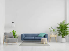 在宽敞的客厅里，蓝色的沙发和灰色的扶手椅，里面有植物和木桌附近的架子。