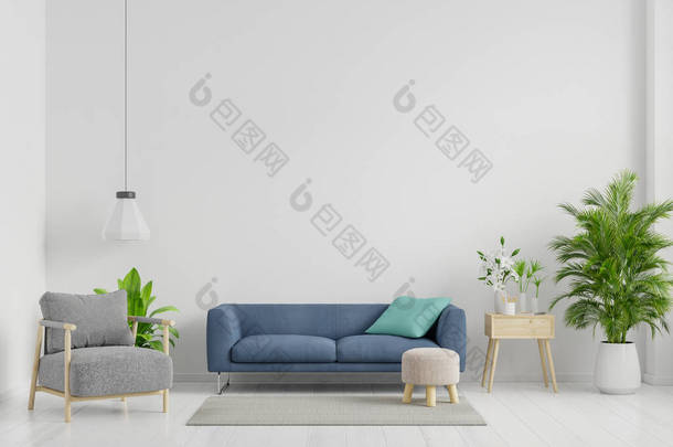在宽敞的客厅里，蓝色的沙发和<strong>灰色</strong>的扶手椅，里面有植物和木桌附近的架子。