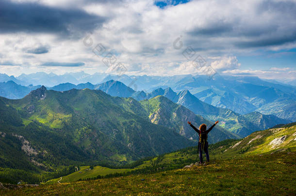 背着<strong>背包</strong>在山顶休息的女人，看风景壮观的山谷夏季活动健身自由的概念，后视镜