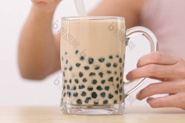 喝冰泡<strong>奶茶</strong>的妇女