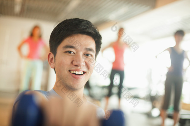在健身房锻炼的年轻男子