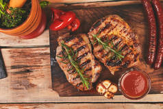木制切菜板上的牛排猪肉烤架