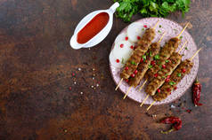 卢拉烤肉串是一种传统的阿拉伯菜肴。用番茄酱做木串的肉。顶部视图