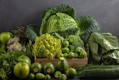 绿色新鲜有机蔬菜的顶部景色。不同季节的健康饮食观念。有机农业、农业、市场、购物