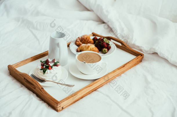 舒适的家庭早餐在床在白色卧室内部 