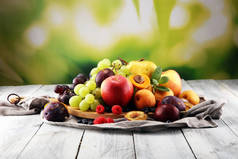新鲜的夏日水果, 苹果, 葡萄, 浆果, 梨和杏.