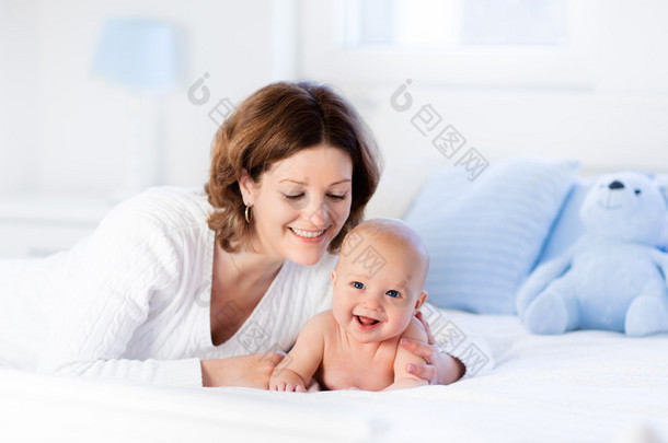 <strong>妈妈</strong>和宝宝在白色的床上