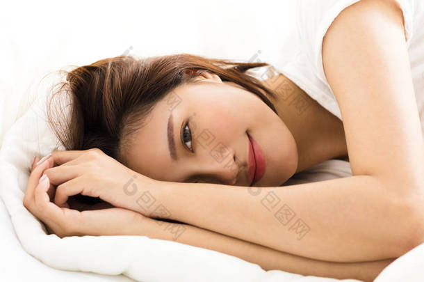 年轻漂亮的女人睡在床上