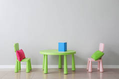 现代儿童房靠近光墙的椅子和桌子