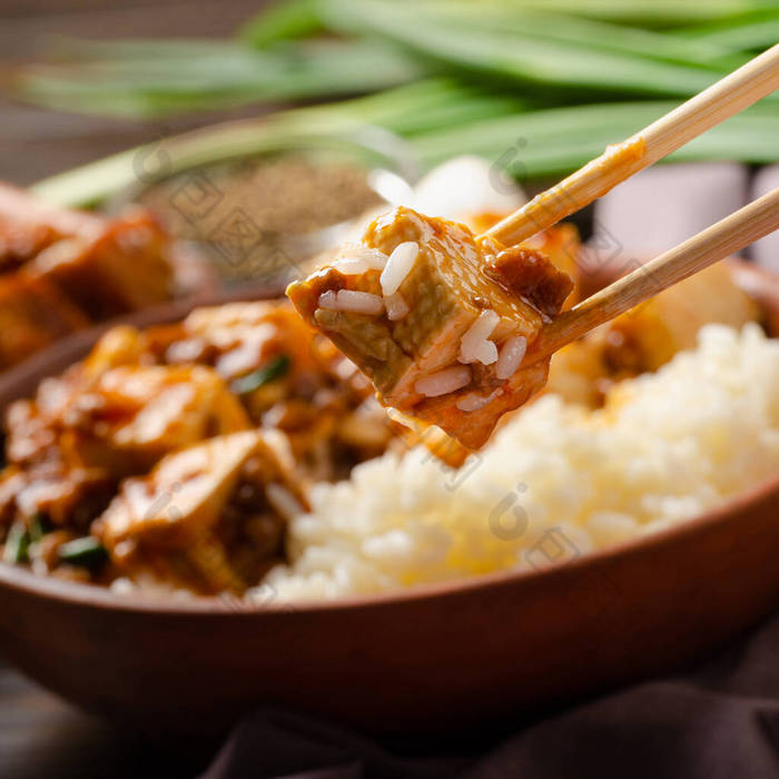 传统的中餐土豆泥与猪肉和蒸饭放在筷子里。背景资料