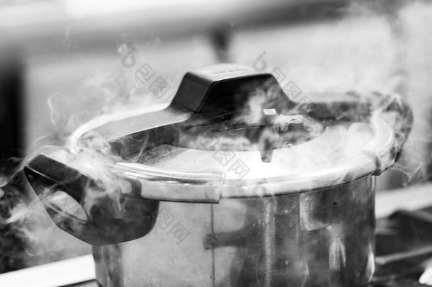 在厨房烹饪时使用的高压锅蒸汽 