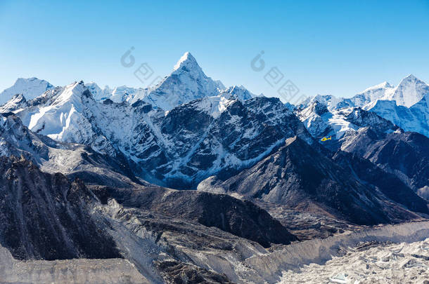 雪山环抱的喜马拉雅山