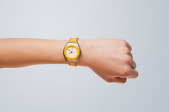 手带手表显示精确的时间