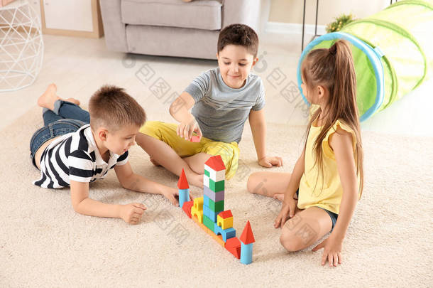 可爱的小孩子在地板上玩积木, 室内