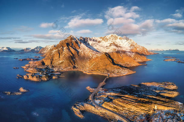 挪威Lofoten<strong>岛</strong>。 有高<strong>山</strong>、<strong>岛</strong>屿和海洋的空中景观。 来自空中的自然景观。 挪威旅行-形象