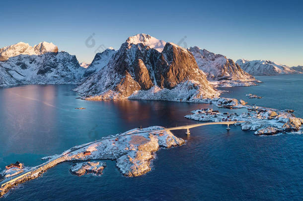 挪威Lofoten<strong>岛</strong>Reine 。 有高<strong>山</strong>、<strong>岛</strong>屿和海洋的空中景观。 来自空中的自然景观。 挪威旅行-形象