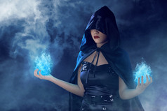 蓝色的火焰，她手上的女巫女人
