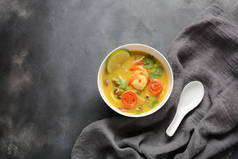 汤姆任功夫泰国汤与虾,海鲜,番茄,蘑菇,柠檬草,椰奶,姜和辣椒在碗。传统泰国美食