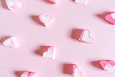 粉红色的心形甜的棉花糖, 粉红色的彩色背景