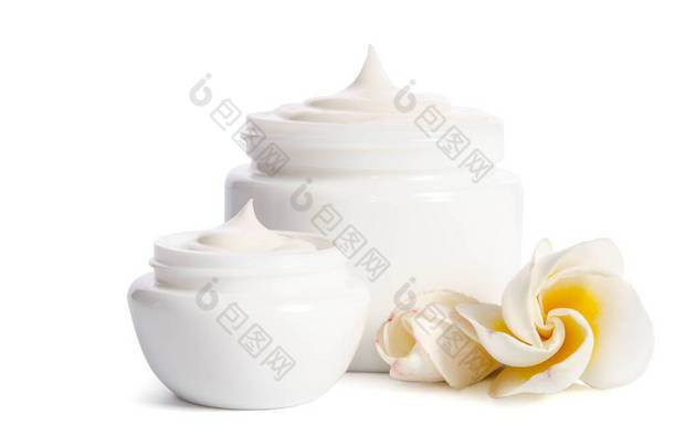 美丽的花朵和两个白色的罐子与天然<strong>护肤霜</strong>隔离在白色的背景