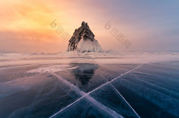 贝加尔湖冻水湖与岩山和日落后的天空背景, 俄罗斯自然景观背景