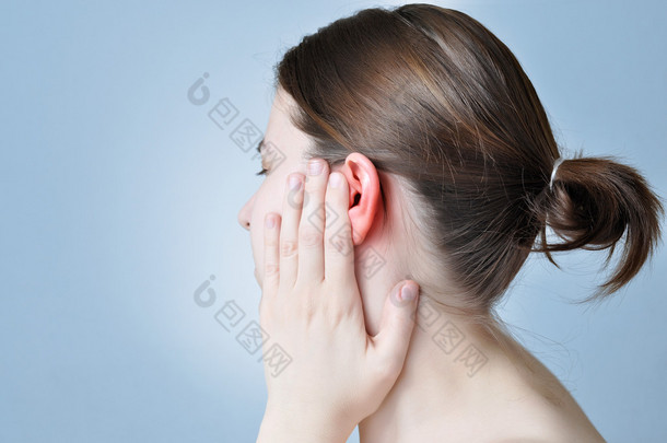 中耳发炎的女人