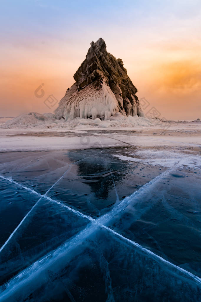 日落的天空上空结冰的湖水和石头, 贝加尔湖俄罗斯冬季自然景观背景