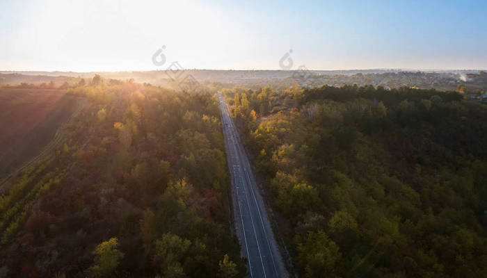 通过秋季森林的道路鸟瞰图。4k 素材.