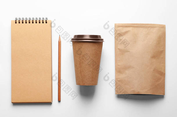 空白杯, 纸包和笔记本作为白色背景品牌的版面编排