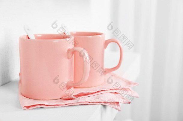 粉红色的杯子<strong>和餐巾</strong>