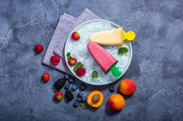 <strong>冰棒</strong>冰淇淋与水果和浆果，夏季甜点，纳