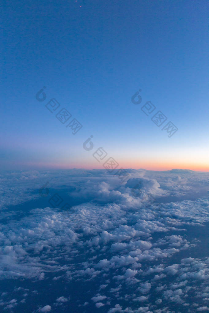 以蓝色多云的天空和阳光为背景的景色